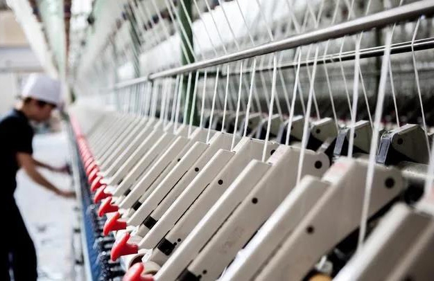 訂單減少50% 開機(jī)率達(dá)到低位，限電或?qū)⒕硗林貋?，多地電價最高上漲70%，紡織人的春天何時到來？